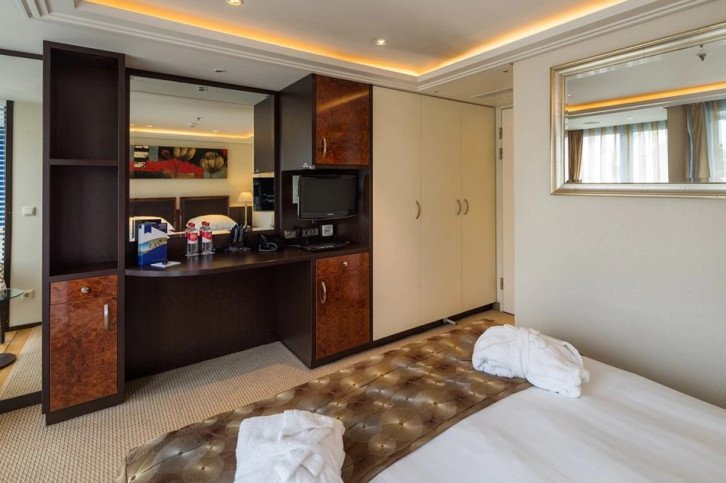 CAT. BB Stateroom